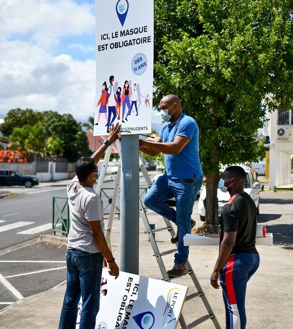 Des panneaux pour rappeler le port du masque obligatoire