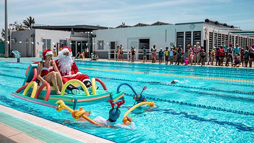 Le père Noël en visite à la piscine municipale