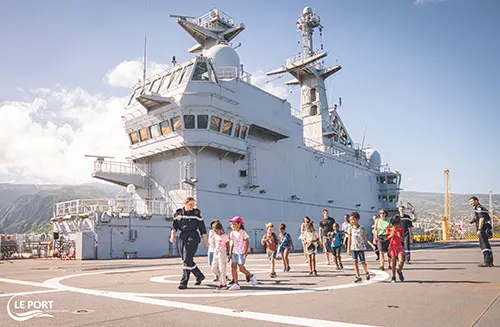 Des élèves découvrent le porte hélicoptères Dixmude