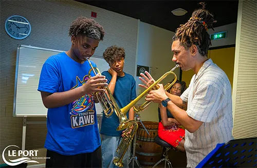 Groove dann Port : rencontre inédite entre des jeunes musiciens et un septet de jazz