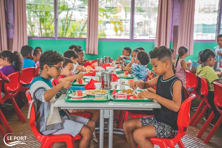 Le Grand Repas à la table des élèves du Port